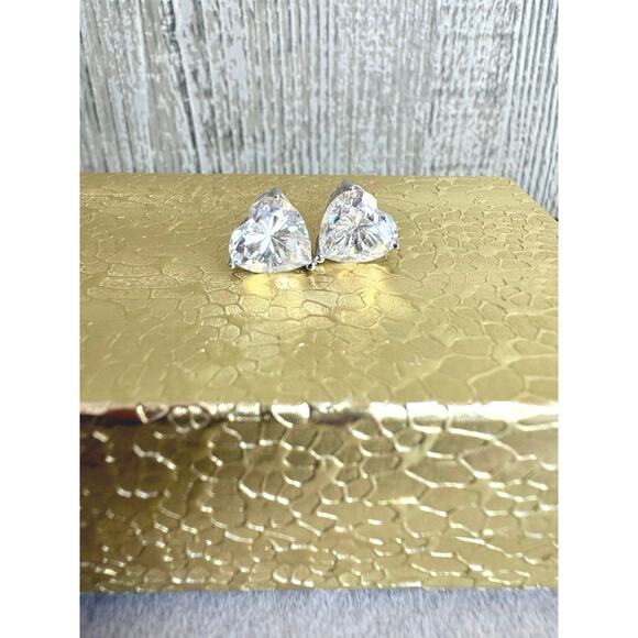 10ct. Heart Shaped Moissanite in PLATINUM filled 925 Silver - Picture 9 of 9